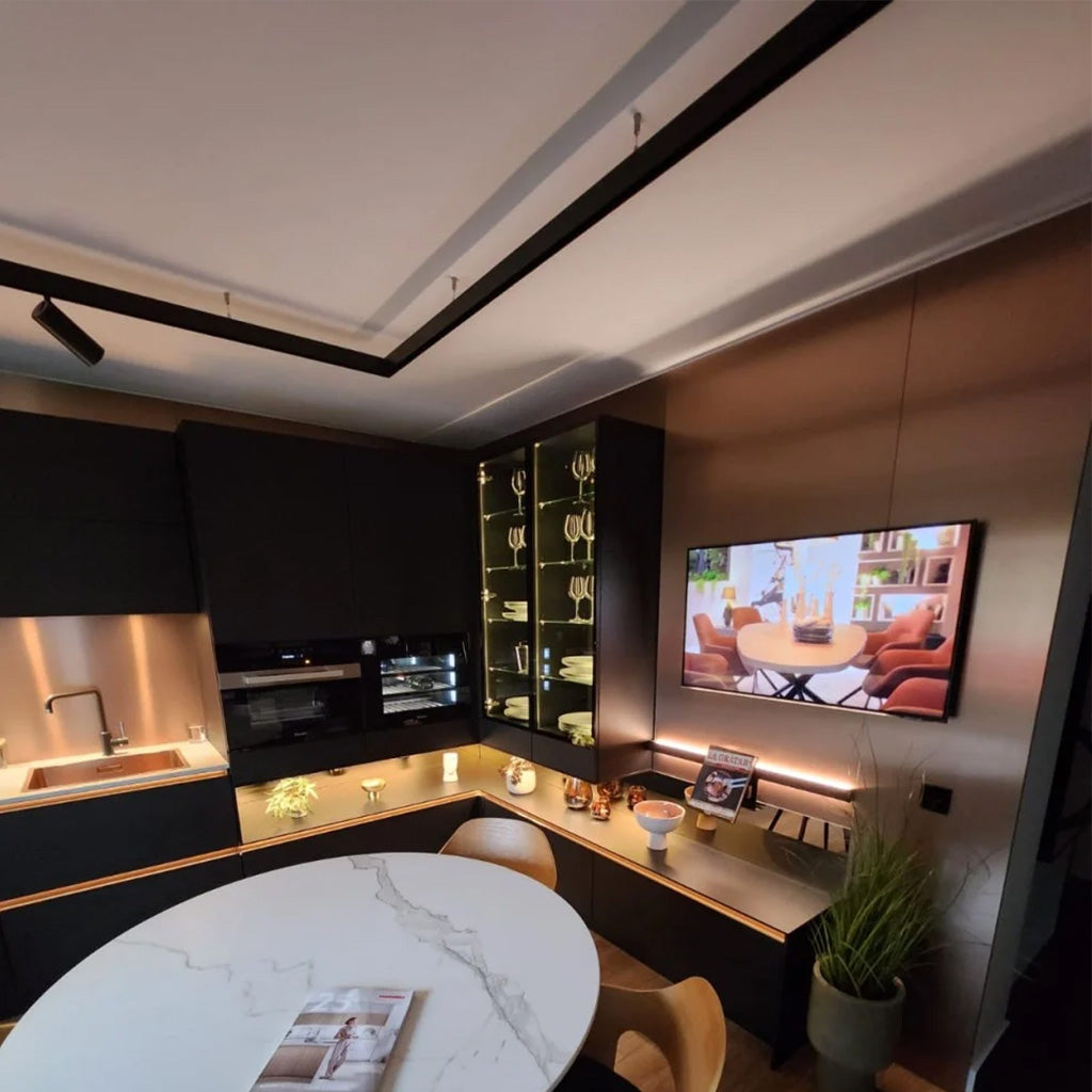 Sine si proiectoare magnetice LUXON in showroomul Miele din Deva