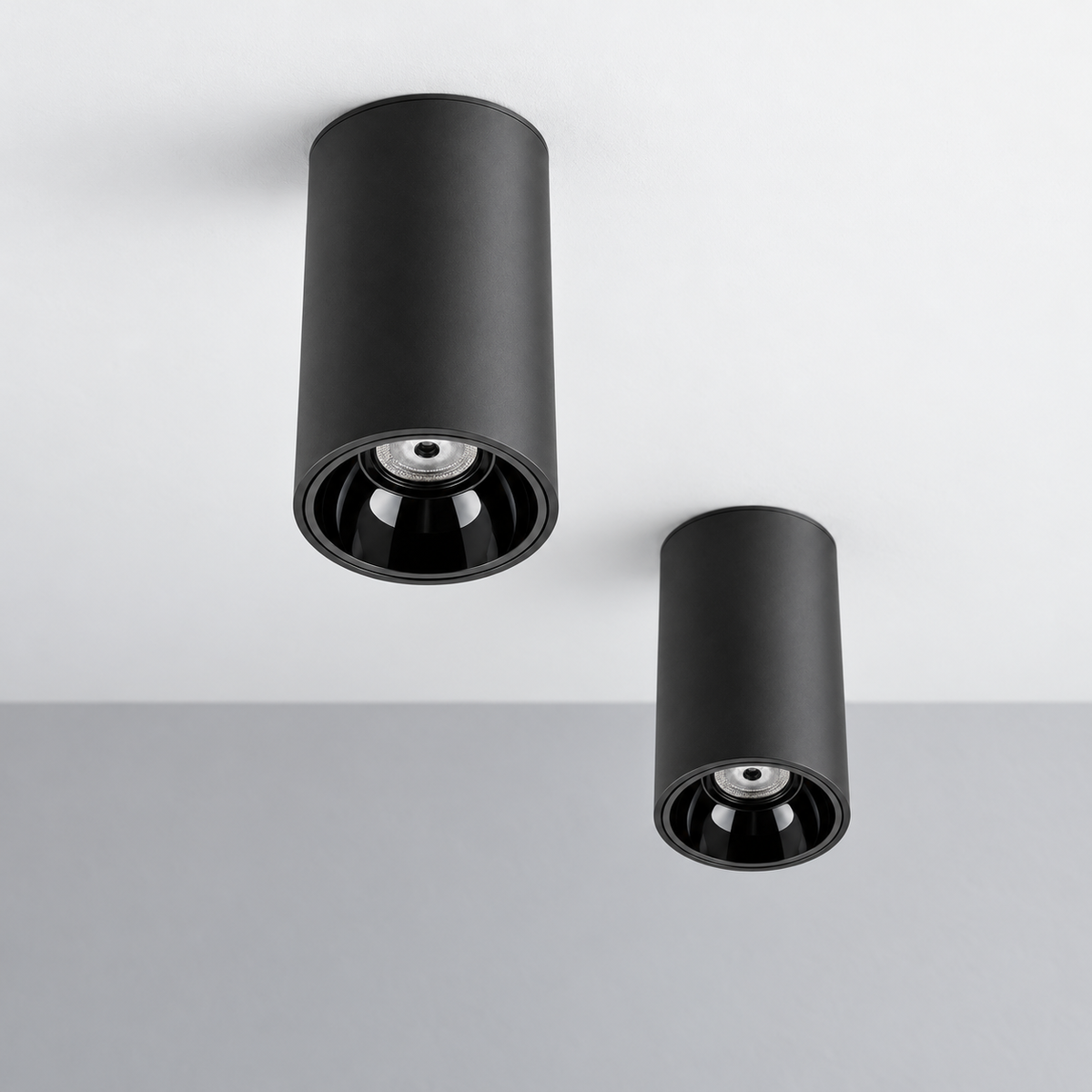 Vizualizare de montaj: două spoturi AURA LIGHT LUXON negru, aplicate pe plafon, cu interiorul negru vizibil