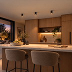Vizualizare de ambient: spoturi AURA LIGHT negru, cu dimensiuni Ø75 × 152 mm, pe plafonul unei bucătării