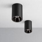 Vizualizare de montaj: două spoturi AURA LIGHT LUXON negru cu interior gunmetal, aplicate pe plafon