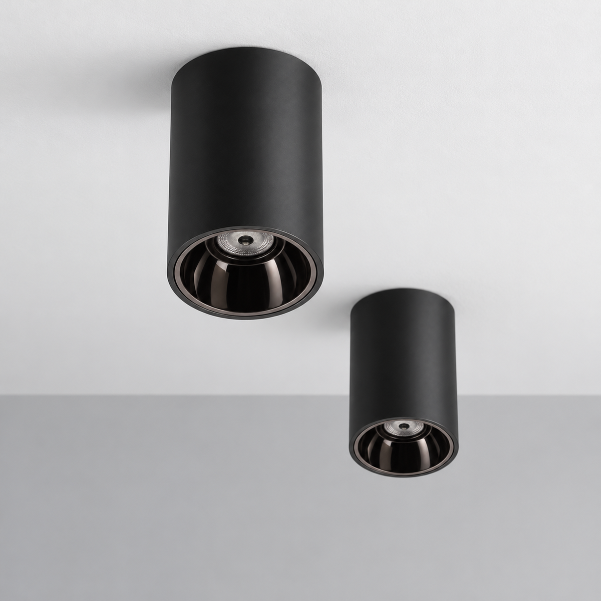 Vizualizare de montaj: două spoturi AURA LIGHT LUXON negru cu interior gunmetal, aplicate pe plafon