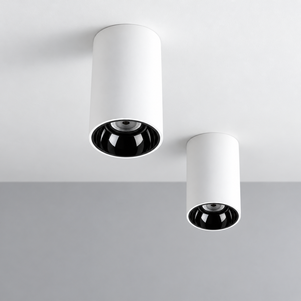 Vizualizare de montaj: două spoturi AURA LIGHT LUXON alb, aplicate pe plafon, cu interior negru