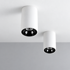 Vizualizare de montaj: două spoturi AURA LIGHT LUXON alb, aplicate pe plafon, cu interior negru